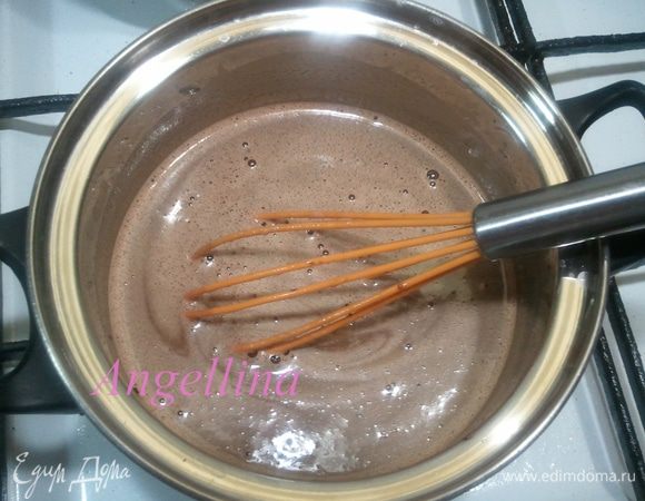 В молочно-масляный сироп добавить какао, разведенное небольшим количеством молока.