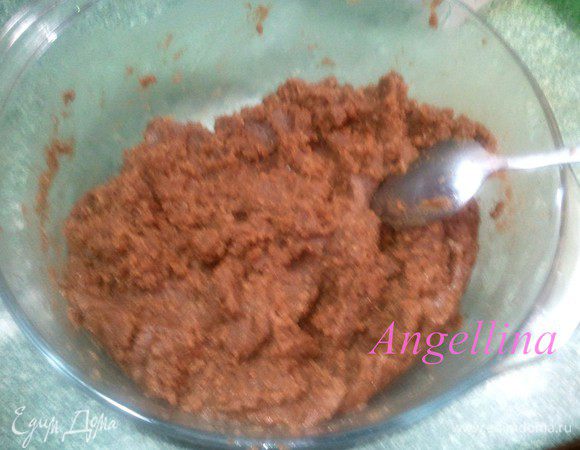 В измельченные сухари влить горячий молочно-масляный сироп с какао. Добавить ягодный сироп. Все тщательно перемешать ложкой. Можно еще добавить шоколадную крошку. Полученную массу хорошо вымесить и скатать из нее небольшие шарики размером чуть больше грецкого ореха.