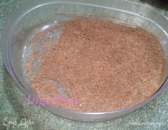 Для обсыпки пирожных приготовить смесь из измельченных сухарей, сахара и какао. Каждое пирожное обвалять в этой смеси.