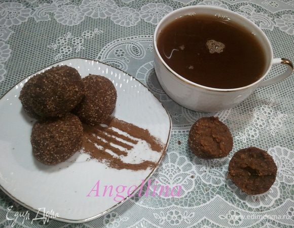 Готовые пирожные охладить немного в холодильнике. Из данного количества ингредиентов получается штук 30 пирожных.