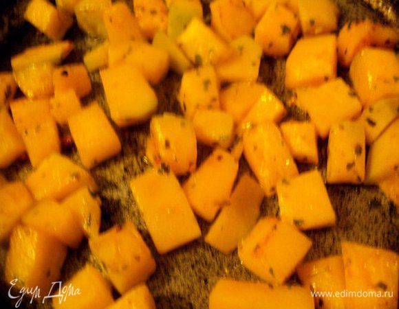 Тыкву порезать кубиками и поджарить на оливковом масле до румяной корочки, посыпать приправой «Итальянские травки». Выложить тыкву на тарелку и охладить. Очищенные семечки подсолнечника поджарить на сухой сковородке.