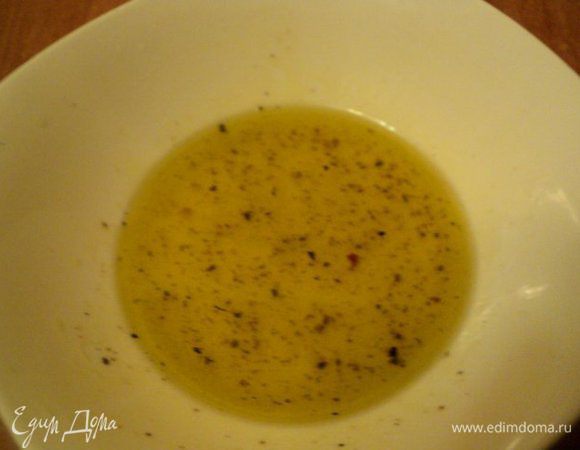 Для заправки смешать сок лимона, оливковое масло, кориандр, соль, молотый душистый перец по вкусу.