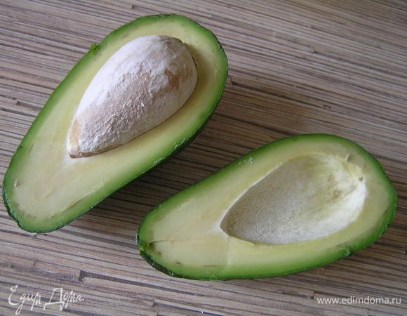 Авокадо разрезать пополам, вынуть косточку, ложкой выскрести мякоть, поместить в блендер.
