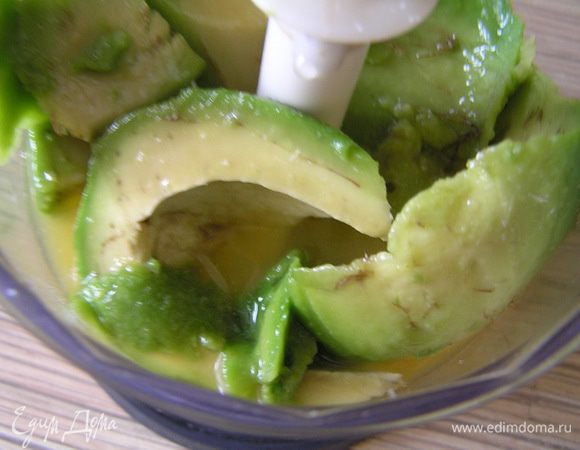 Добавить свежевыжатый апельсиновый сок, лимонный сок, ванилин и мятный сироп.