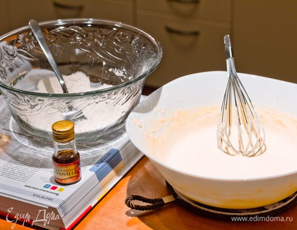 Снимите миску с кастрюли и поставьте на рабочую поверхность. Сбейте венчиком в течение минуты-другой - до остывания. Просейте муку, добавьте экстракт ванили и очень осторожно вмешайте крем.