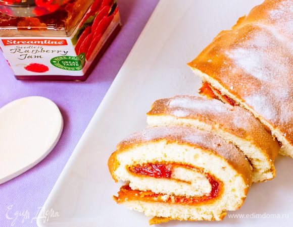 Проделайте спинкой ножа небольшое углубление вдоль одной из коротких сторон бисквита примерно в 2 см от края. Начиная с этого края, скатайте бисквит в тугой рулет, помогая себе пергаментом. Дайте остыть в пергаменте. Снимите бумагу и уложите рулет швом вниз на блюдо.