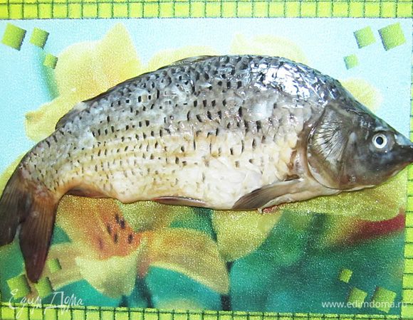 Подготовить карпа. Для этого нужно разрезать брюшко и вынуть внутренности, а затем промыть рыбину под холодной водой. Посолить рыбу, приправить специями и сбрызнуть слегка немного лимоном.
