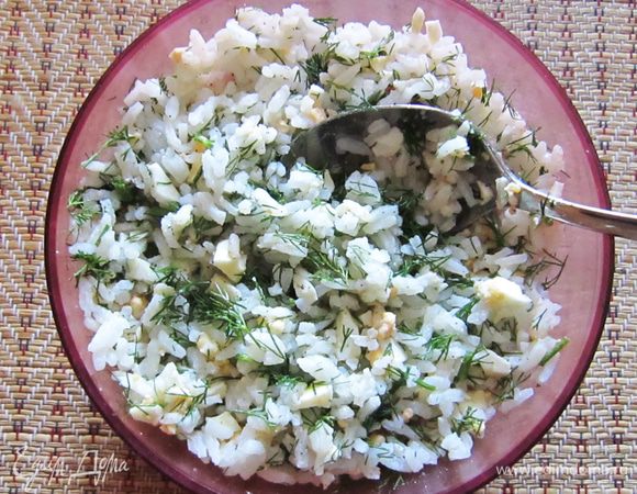 Смешать в миске рис, порубленное яйцо.