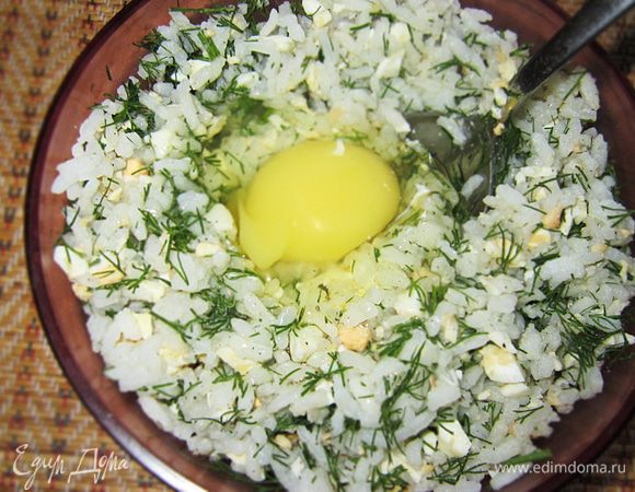 Добавить сырое яйцо и укроп. Приправить солью, перцем. Всё хорошо перемешать.