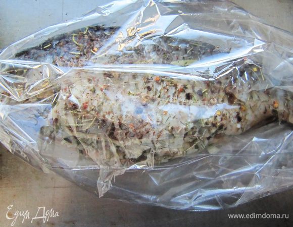 Поместить рыбину в рукав для запекания (сверху в рукаве не забыть сделать несколько отверстий), уложить на противень и направить в духовку.
Запекать карпа при 180г 30-40 мин. Затем открыть рукав и ещё запекать мин 15 до зарумянивания рыбы.
