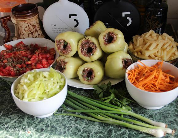 Начинила перцы фаршем - чтобы разбухающий рис не разорвал их, в центре оставляем место - просто тычем в них пальцем на всю длину. У меня фарша хватило на 10 перчиков, значит, 4 оставшихся мелко порубила короткими брусочками - в супе будут нелишними.