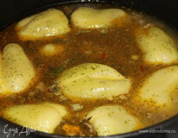 В очередной раз отступила от классического рецепта - в закипевший бульон сразу же забросила картофель и морковь, а уже потом на эту "подложку" выложила перцы. Не знаю зачем, интуитивно : ))