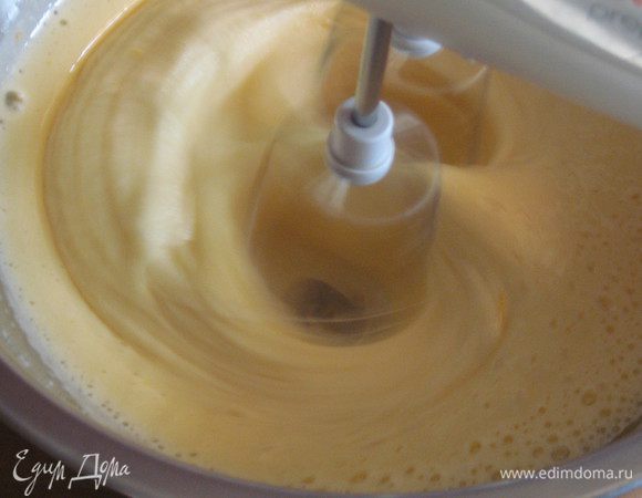Взбить яйца с сахаром.