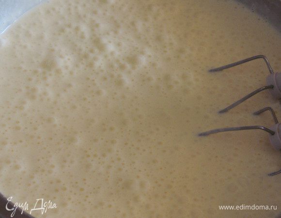 Добавить сливки и ещё раз хорошо взбить.