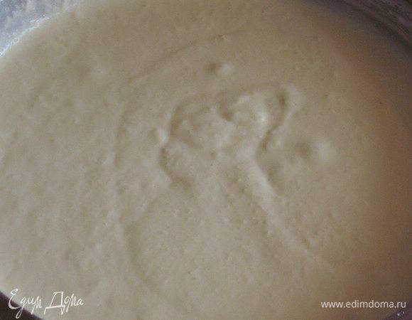 Добавить кокосовую стружку,ванилин,разрыхлитель и перемешать до однородной массы.