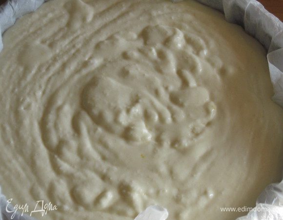 Форму выстелить бумагой для выпечки,вылить тесто и выпекать в разогретой до 180° С духовке 40 минут.