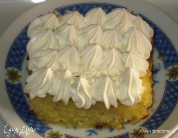 Готовый бисквит остудить на решётке, не вынимая пирог из духовки. Разрезать бисквит и украсить взбитыми с сахарной пудрой  сливками.Приятного аппетита:)