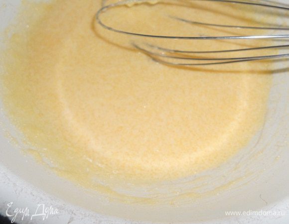 Желтки растереть с сахаром и ванилью до бела.