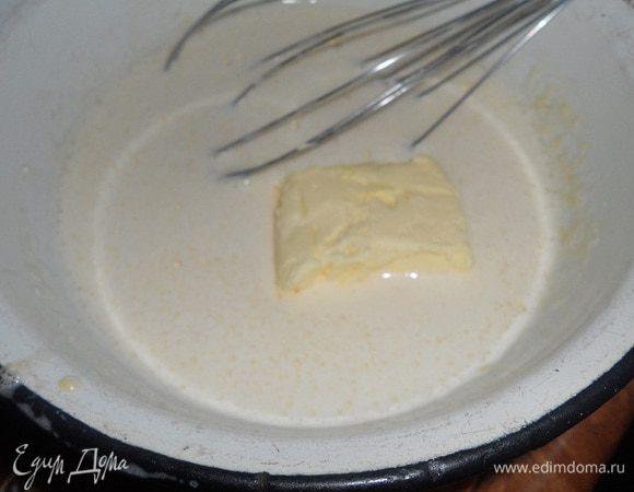 Отдельно отлить пару ложек яичной смеси и добавить муку,растереть до однородности, влить в желтковую массу, добавить молоко.Добавить сливочное масло(30 г.) и поставить на водяную баню.