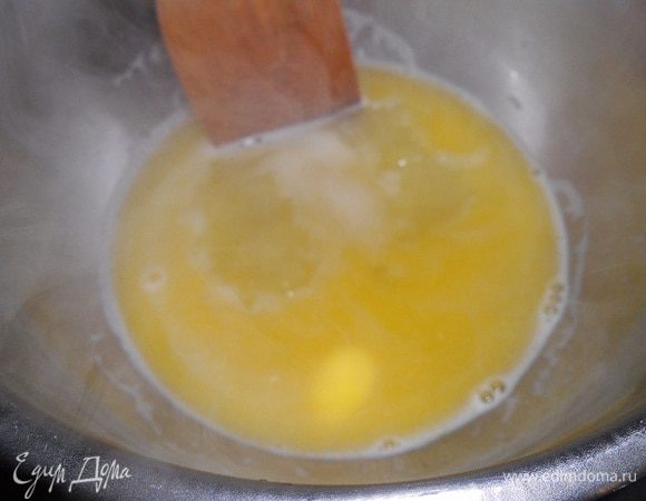 Теперь готовим заварное тесто.Воду влить в мисочку,добавить соль и масло(90 г.) и поставить на плиту.Когда закипит всыпать муку и быстро перемешать, сняв с плиты до однородности.