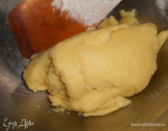 Вот такое должно получиться тесто.Немного пару минут остудить тесто, затем вбивать по одному яйца.
