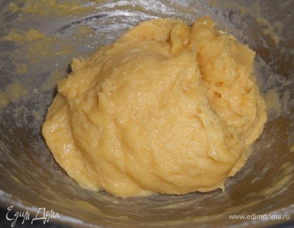 И перемешать тесто с яйцами до однородного состояния.