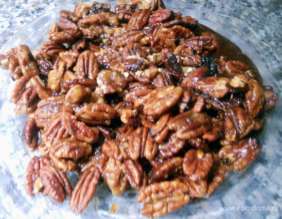 Пекан предварительно обжарить/подсушить в духовке/ на сухой сковороде, до желаемого состояния. В сковороде, на медленном огне, растопить 100 гр. сахара и 1 ст.л. сливочного масла, не мешая. Как только начнет образовываться карамель, добавить орехи, и быстро перемешать. Оставить их минуты на 3 или чуть больше (до желаемого состояния карамели), перемешать 1-2 раза (чаще трогать не рекомендую), только чтобы карамель равномерно покрыла орехи. Снять с огня, выложить орехи на блюдо/доску, смазанную маслом (сливочным или оливковым) тонким слоем, остудить. 