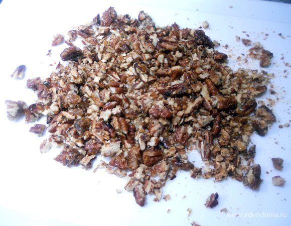 Остывшие орехи порубить.