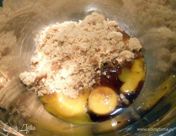 В миске соединить желтки с сахаром и экстрактом, слегка растереть. 