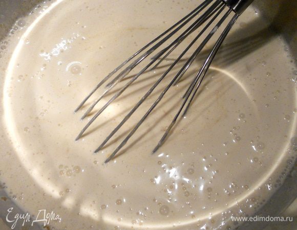 Влить сливки, добавить имбирный порошок (я - фанат интенсивного вкуса имбиря - добавил 1,5 столовых и еще немного сока свежего. Вы корректируйте на свой вкус). Взбить еще немного. Поставить миску на водяную баню, и готовить, регулярно помешивая массу венчиком, и не допуская закипания, около 15 минут. Снять с огня, остудить. 