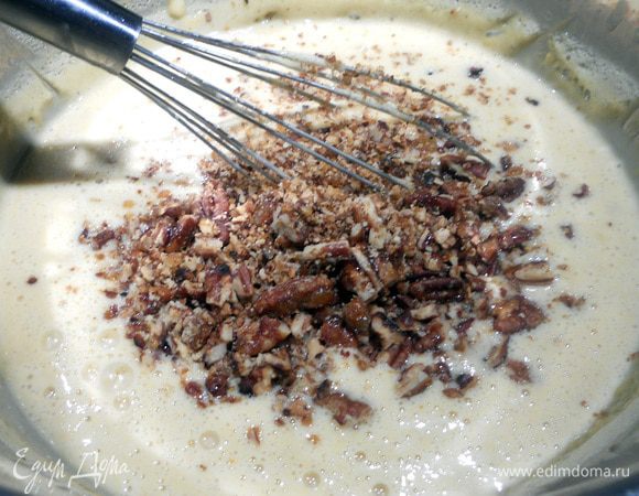  В остывший крем добавить измельченные орехи, размешать. Перелить в контейнер, пригодный для заморозки, и поместить в морозильную камеру на 6-7 часов. Этот тип мороженого затвердевает существенно дольше, чем другие мои вариации: через 6-7 часов будет достаточно мягкое мороженое, через сутки уже крепкое:) 