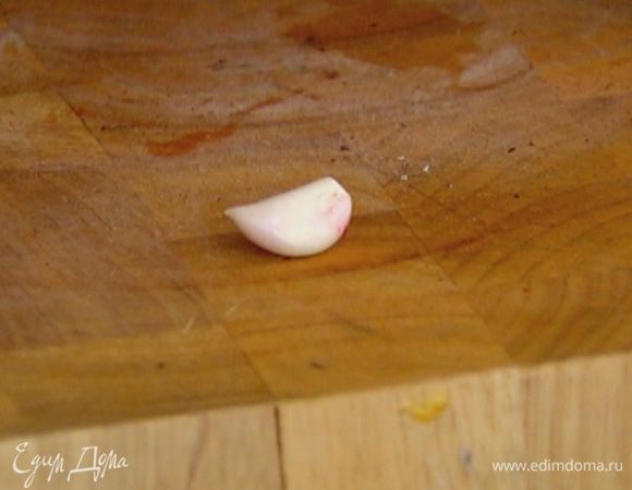 Чеснок почистить, раздавить плоской стороной ножа и мелко порубить.