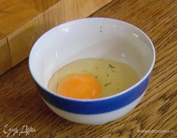 Яйцо слегка взбить вилкой.