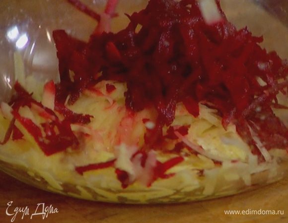 Картофель и свеклу почистить и натереть на крупной терке.