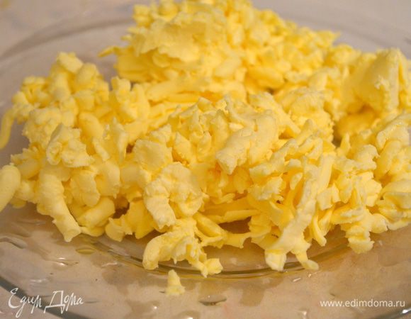 Готовим тесто: холодное масло мелко нарезать или натереть на крупной терке