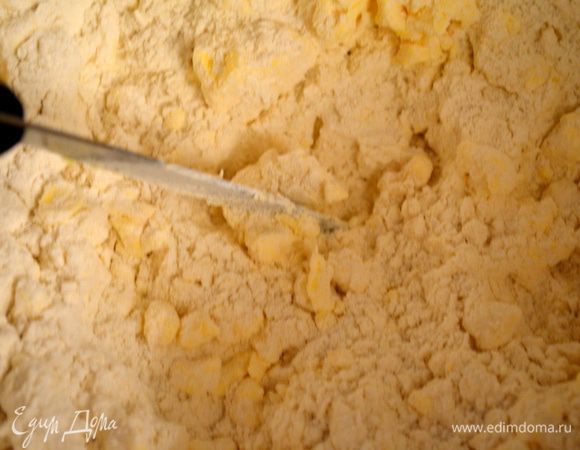 добавляем просеянную муку с солью и содой, рубим ножом в крошку