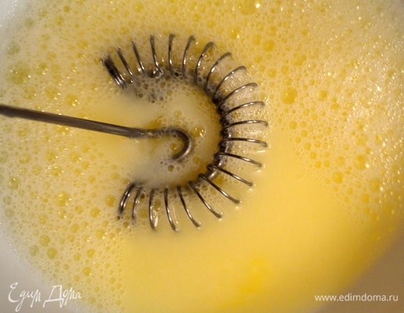 добавляем воду и все взбиваем в пену