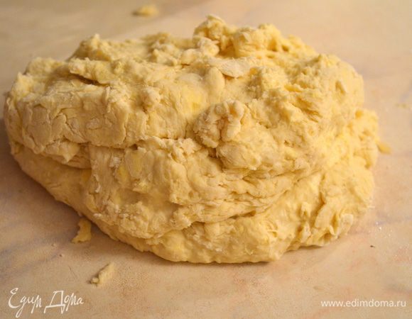 заливаем получившейся яичной смесью крошку и замешиваем мягкое тесто. Перекладываем на присыпанный мукой стол...