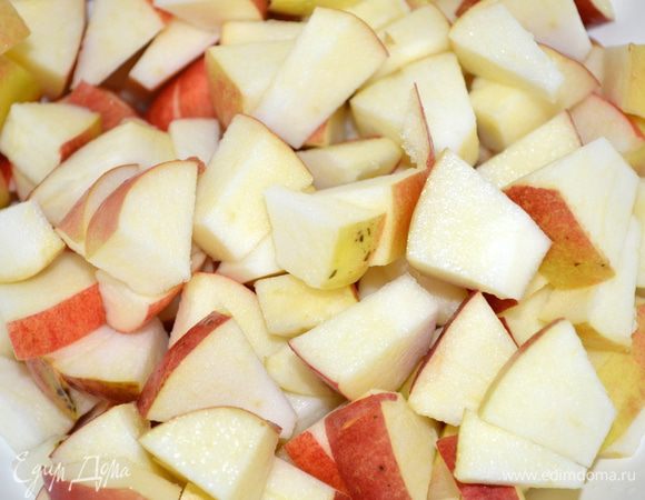 яблоки режем на кусочки