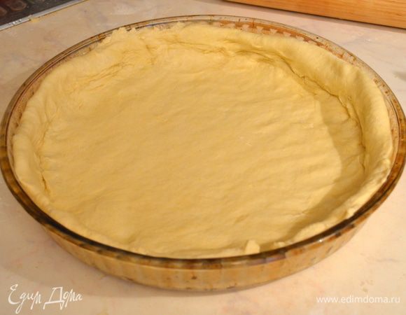 достаем тесто, раскатываем и переносим в форму для выпечки, делаем бортики 3-4 см