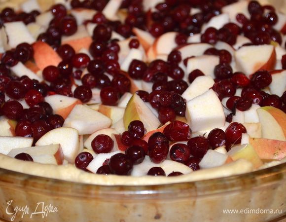 раскладываем яблоки и размороженную ягоду (сок слить и сохранить)