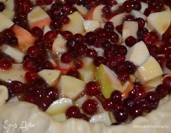 заливаем яблоки с ягодами карамелью и отправляем в духовку на 40-45 минут при 180 градусах. Тесто должно стать румяным, аппетитным и золотистым. Готовый пирог надо остудить и только тогда подавать с мороженым или взбитыми сливками!!!