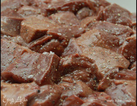 Печень вымыть, высушить бумажным полотенцем. Порезать кубиками со стороной 2-3 см., посолить, приперчить и оставить мариноваться на 10 минут.