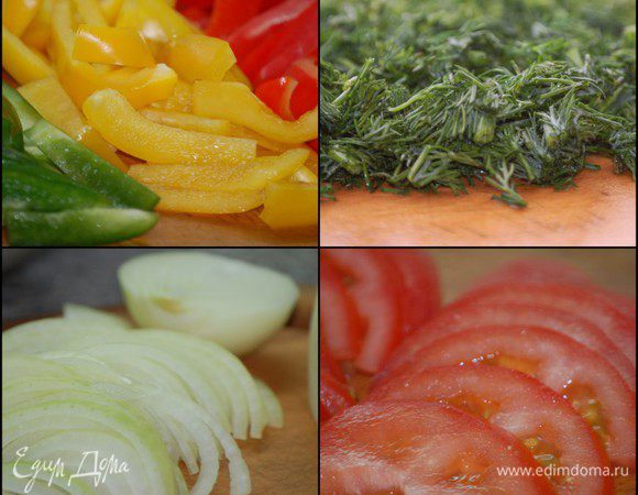 Болгарский перец порезать брусочками. Лук — полукольцами. Помидоры — тонкими ломтиками. Зелень мелко нарубить.