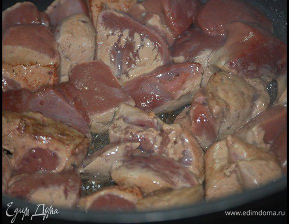 В казане нагреть растительное масло и быстро обжарить печень до побеления, постоянно помешивая, буквально минуту-полторы.