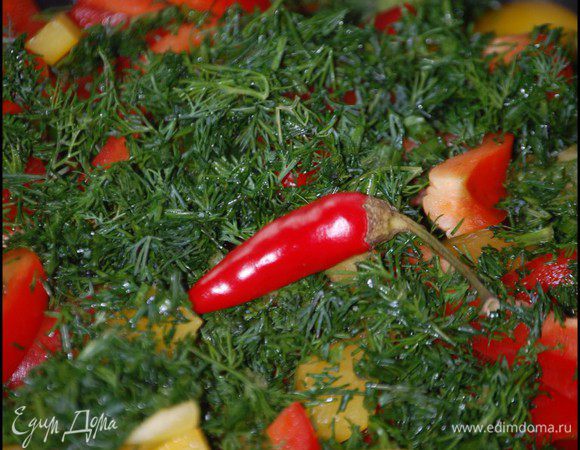 Сверху засыпать зелень и кладем чили. Закрыть казан плотно крышкой (пар не должен выходить) и на минимальном огне тушить 20 минут.