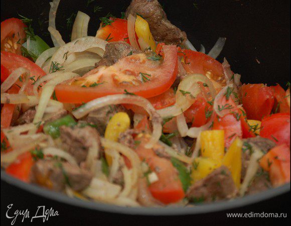 Через 20 минут открыть крышку, увеличить огонь так, чтобы всё забурлило. Достать чили. Посолить, поперчить по вкусу, все перемешать и тушить еще не более трех минут. Подавать горячим.