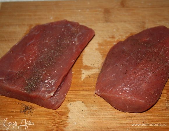 Берем два стейка,моем и обсушиваем их. Солим и перчим их по вкусу.