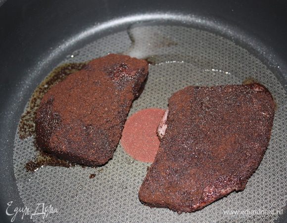 Выкладываем на хорошо-хорошо разогретую сковороду или сковороду-гриль.