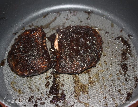 Жарим на одной стороне 2 минуты,переворачиваем,держим 2 минуты,переворачиваем,убавляем огонь на минимум и держим до той готовности,которую любим.Я держала еще 3 минуты до медиума.